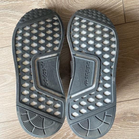 Shoes Adidas size 6.5 very light and comfortable. - Picture 3 of 4